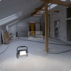 Ansmann FL20W-R faretto LED ricaricabile da 20W con 2000 lumen per illuminazione potente e portatile.