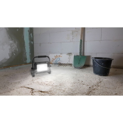Ansmann FL20W-R faretto LED ricaricabile da 20W con 2000 lumen per illuminazione potente e portatile.