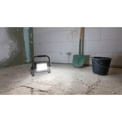 Ansmann FL20W-R faretto LED ricaricabile da 20W con 2000 lumen per illuminazione potente e portatile.