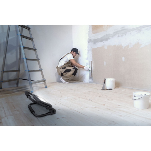 Ansmann FL20W-R faretto LED ricaricabile da 20W con 2000 lumen per illuminazione potente e portatile.