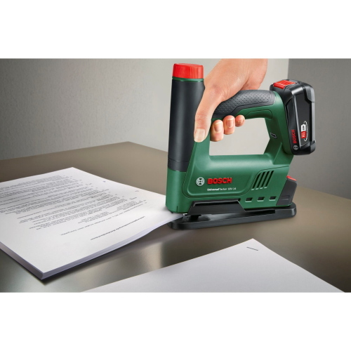 Bosch UniversalTacker 18V-Tacker è una pinzatrice a batteria a batteria del sistema Bosch 18V per fissaggi rapidi.