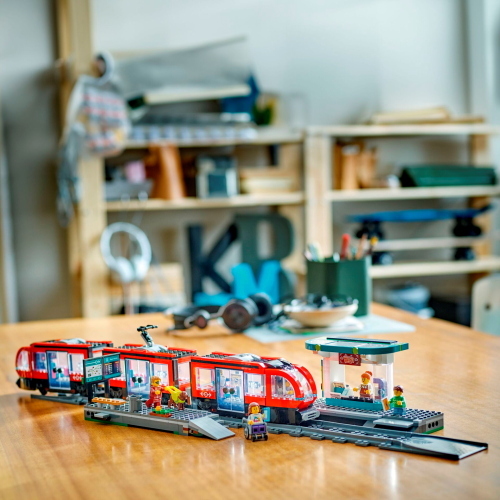 LEGO City 60423 set tram con fermata, dettagliato, gioco di ruolo