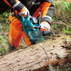Makita UC011GZ motosega a batteria 40 Vmax con barra da 35 cm, corpo macchina