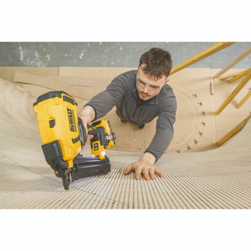 DeWalt DCN210SD2-QW chiodatrice 18 V brushless 18GA con 2 batterie 2 Ah