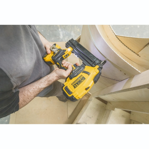 DeWalt DCN210SD2-QW chiodatrice 18 V brushless 18GA con 2 batterie 2 Ah