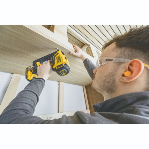 DeWalt DCN210SD2-QW chiodatrice 18 V brushless 18GA con 2 batterie 2 Ah